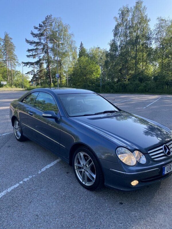Grå Begagnad 2003 Mercedes CLK240 Elegance Sportkupé | 49 900 kr (Marknadspris) - Bild 1/4