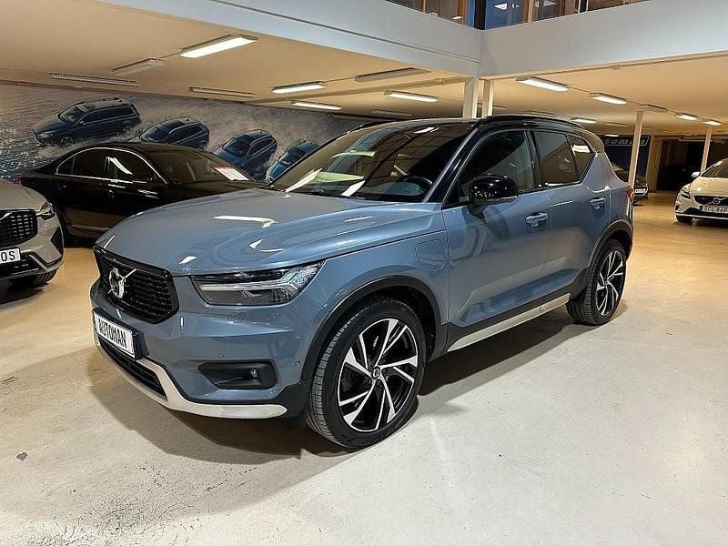 Ljusgrå Begagnad 2019 Volvo XC40 R-Design SUV | 359 900 kr (Marknadspris) - Bild 1/4