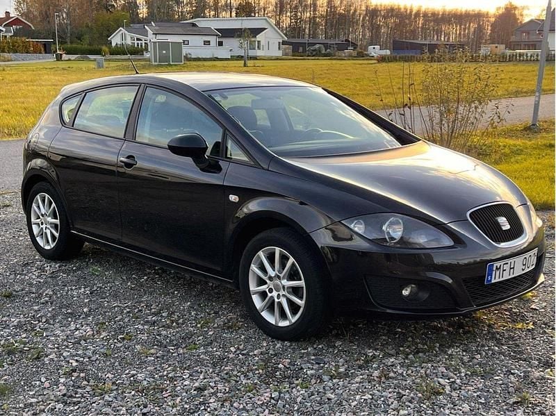 Svart Begagnad 2012 Seat Leon Halvkombi | 43 000 kr - Bild 1/4