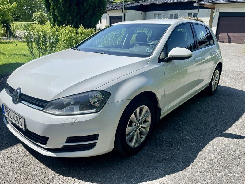 Vit Begagnad 2016 VW Golf VII Halvkombi | 62 000 kr (Superpris) - Bild 1/4