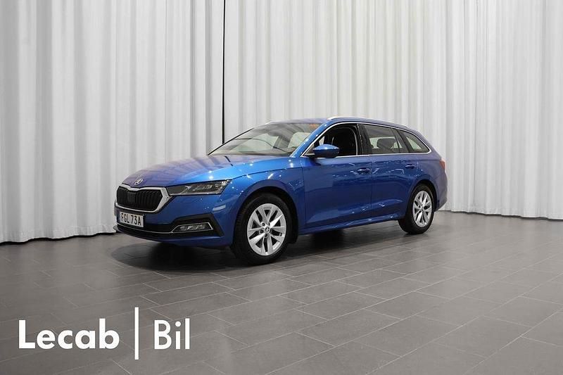 Blå (race blue metallic) Begagnad 2024 Skoda Octavia Kombi | 299 500 kr (Marknadspris) - Bild 1/4