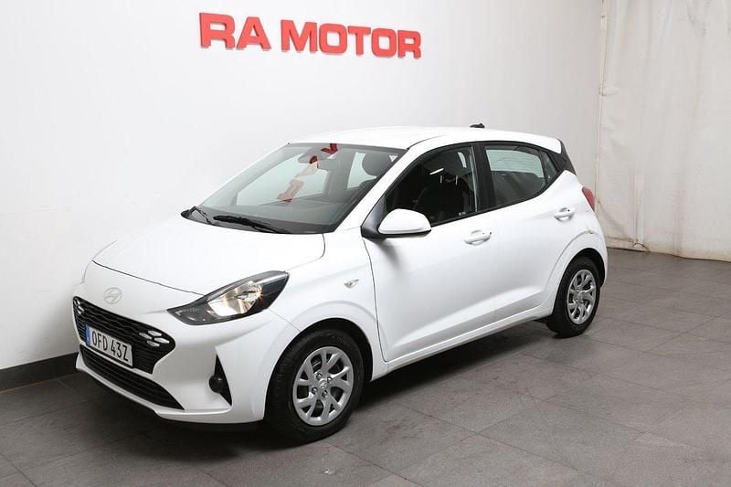 Vit Begagnad 2023 Hyundai i10 Essential Halvkombi | 134 800 kr (Marknadspris) - Bild 1/3