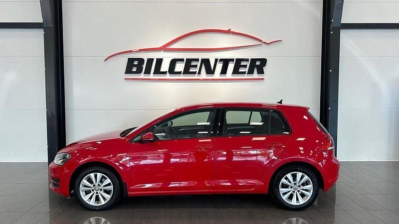 Röd Begagnad 2017 VW Golf VII Halvkombi | 129 800 kr (Dyr) - Bild 1/4