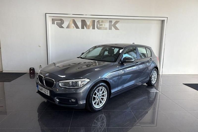 Grå Begagnad 2015 BMW 116 Advantage Halvkombi | 104 000 kr (Marknadspris) - Bild 1/4