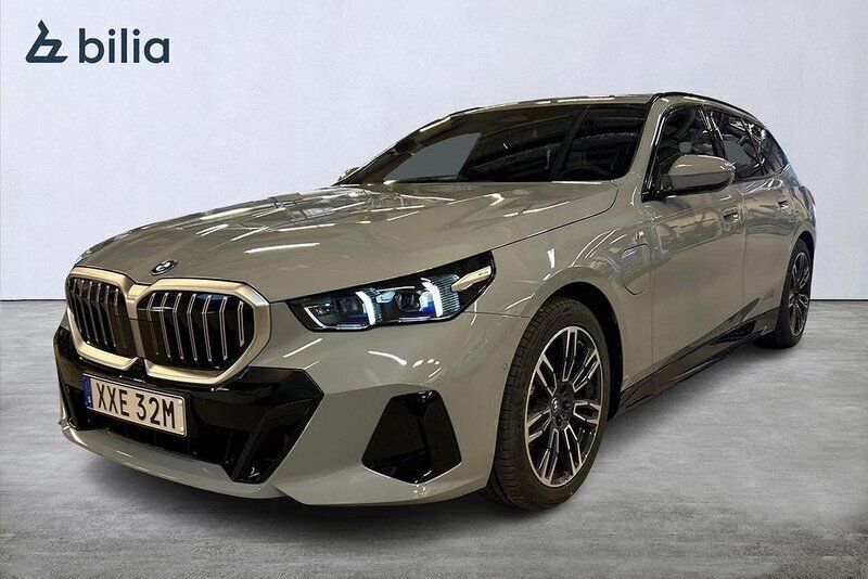 Grå Begagnad 2025 BMW 530e M Sport Kombi | 659 900 kr (Superpris) - Bild 1/4