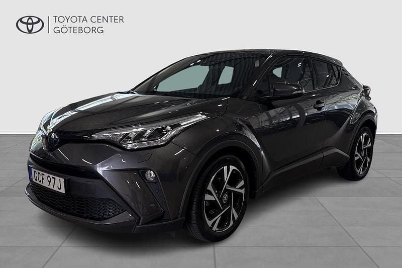 Mörkgrå (grå) Begagnad 2022 Toyota C-HR Edition SUV | 264 900 kr (Marknadspris) - Bild 1/2