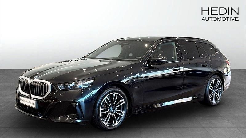 Svart (black) Begagnad 2025 BMW 530e Comfort Edition Kombi | 634 700 kr (Bra pris) - Bild 1/4