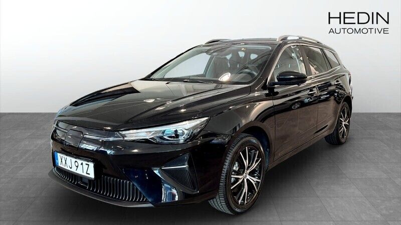 Svart (black) Begagnad 2022 MG MG5 EV Kombi | 229 900 kr (Marknadspris) - Bild 1/4