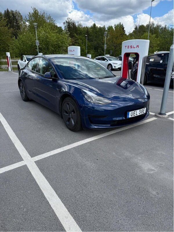 Blå Begagnad 2021 Tesla Model 3 Standard Range Plus Sedan | 260 000 kr (Bra pris) - Bild 1/2