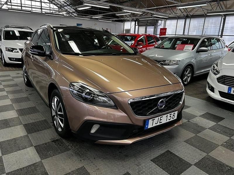 Brun metallic Begagnad 2016 Volvo V40 CC Momentum Kombi | 149 500 kr (Marknadspris) - Bild 1/4