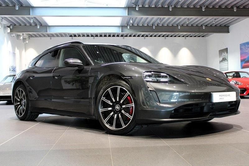 Grå (volcano grey metallic) Begagnad 2022 Porsche Taycan 4S Sport Turismo Sedan | 995 000 kr - Bild 1/4
