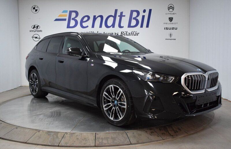 Sophisto grey brilliant effect Ny 2025 BMW 530e Efficient Dynamics Sedan | 759 500 kr (Marknadspris) - Bild 1/3