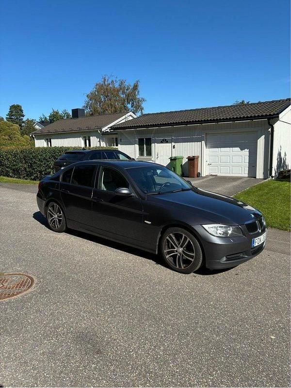 Grå Begagnad 2007 BMW 318 Sedan | 39 900 kr (Bra pris) - Bild 1/4