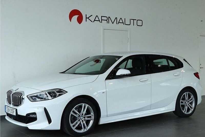 Vit Begagnad 2021 BMW 118 M Sport Halvkombi | 249 900 kr (Marknadspris) - Bild 1/4