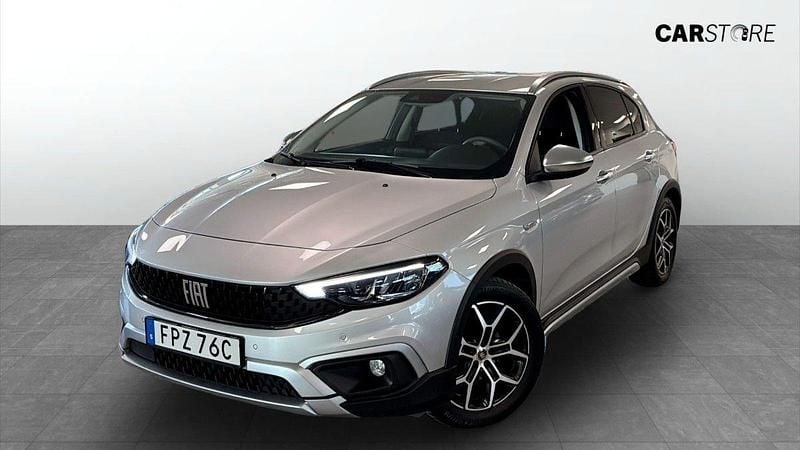 Grå (grey) Begagnad 2021 Fiat Tipo Cross Halvkombi | 139 900 kr (Marknadspris) - Bild 1/4