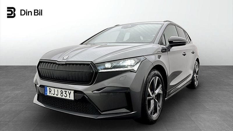 Grå (graphite grey metallic) Begagnad 2023 Skoda Enyaq iV SportLine SUV | 399 900 kr (Marknadspris) - Bild 1/4