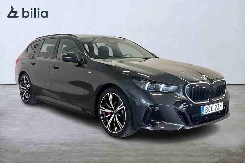 Grå Begagnad 2025 BMW 530e Kombi | 699 000 kr - Bild 1/1