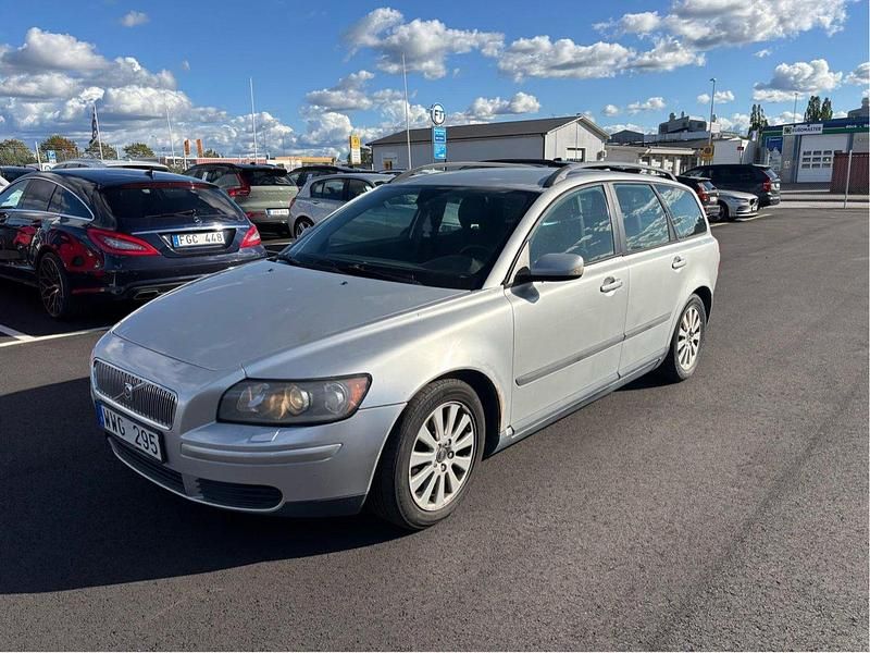 Grå Begagnad 2006 Volvo V50 Kombi | 25 000 kr (Marknadspris) - Bild 1/4