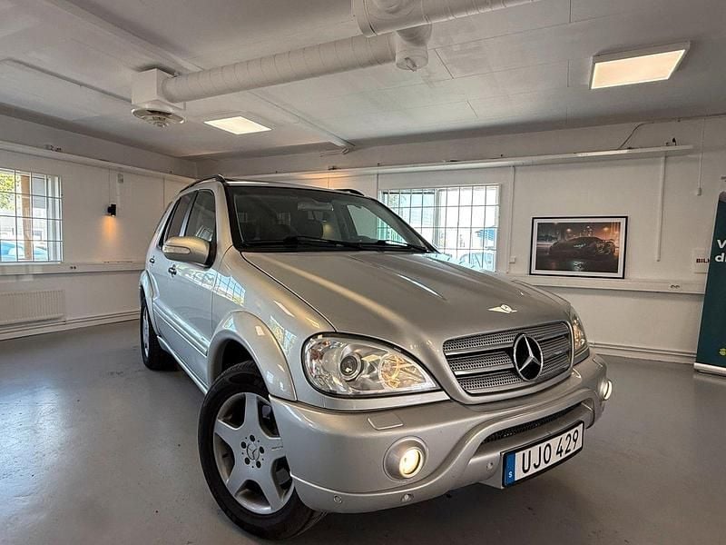 Ljusgrå Begagnad 2003 Mercedes ML55 AMG AMG SUV | 119 900 kr - Bild 1/4