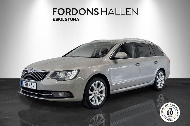 Ljusbrun Begagnad 2013 Skoda Superb Elegance Kombi | 114 900 kr (Lite dyr) - Bild 1/4