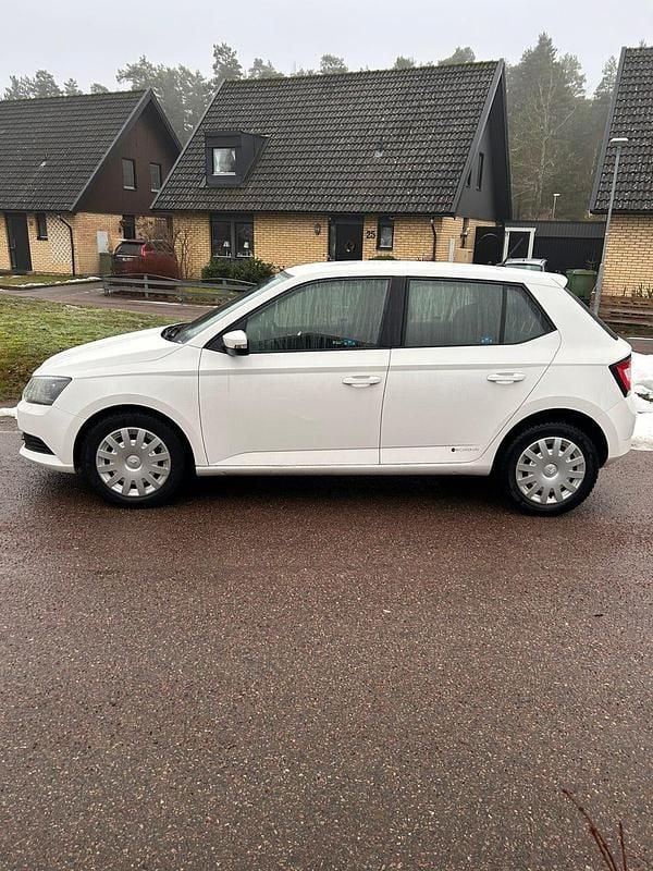 Vit Begagnad 2018 Skoda Fabia | 89 000 kr - Bild 1/4
