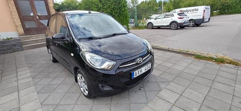 Svart Begagnad 2012 Hyundai i10 Premium Halvkombi | 28 000 kr (Marknadspris) - Bild 1/4