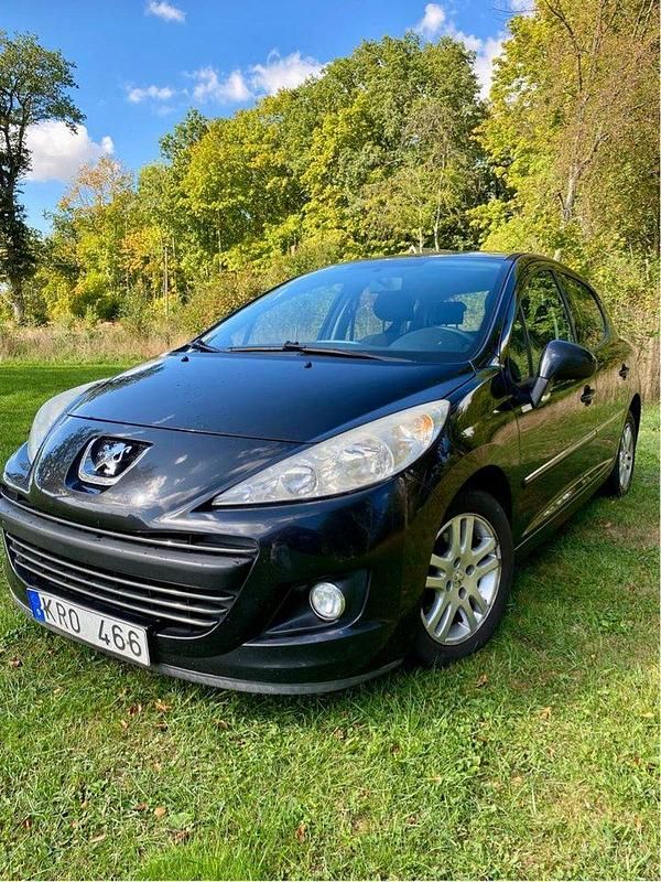 Svart Begagnad 2010 Peugeot 207 Halvkombi | 24 000 kr (Marknadspris) - Bild 1/4