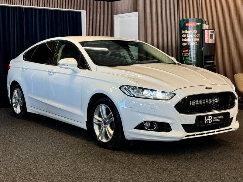 Vit Begagnad 2015 Ford Mondeo Titanium Halvkombi | 139 900 kr (Marknadspris) - Bild 1/4