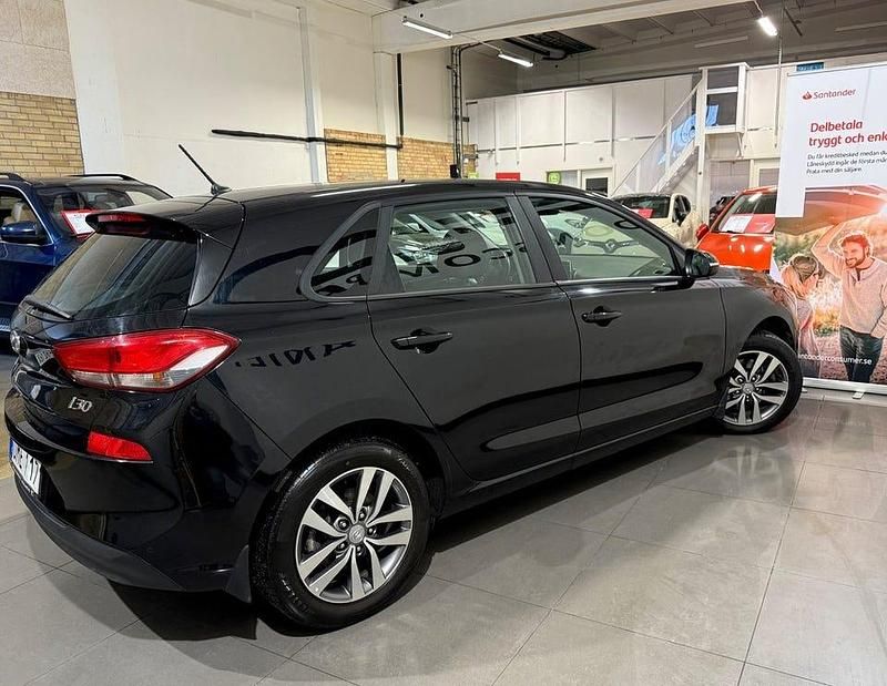 Begagnad Hyundai i30 Comfort 140 HK (102 kW) 2017 Svart Halvkombi