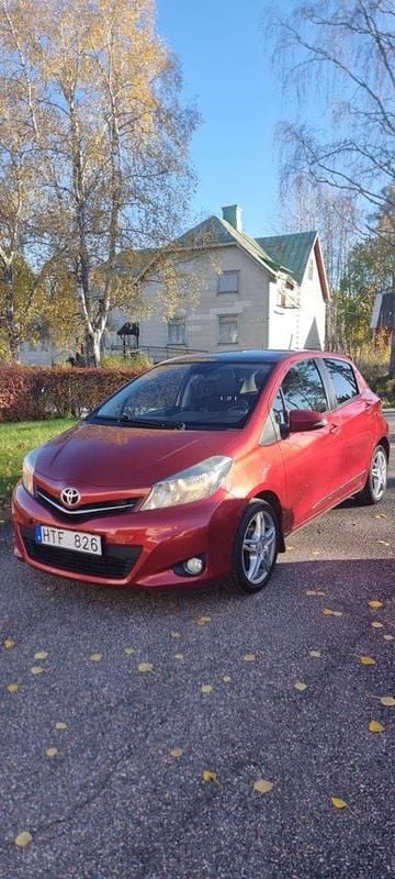 Röd Begagnad 2011 Toyota Yaris Multidrive S Halvkombi | 74 800 kr (Lite dyr) - Bild 1/4