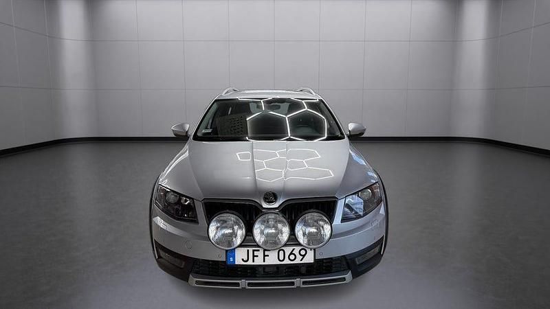 Begagnad Skoda Octavia Scout 184 HK (135 kW) 2017 Silver Kombi