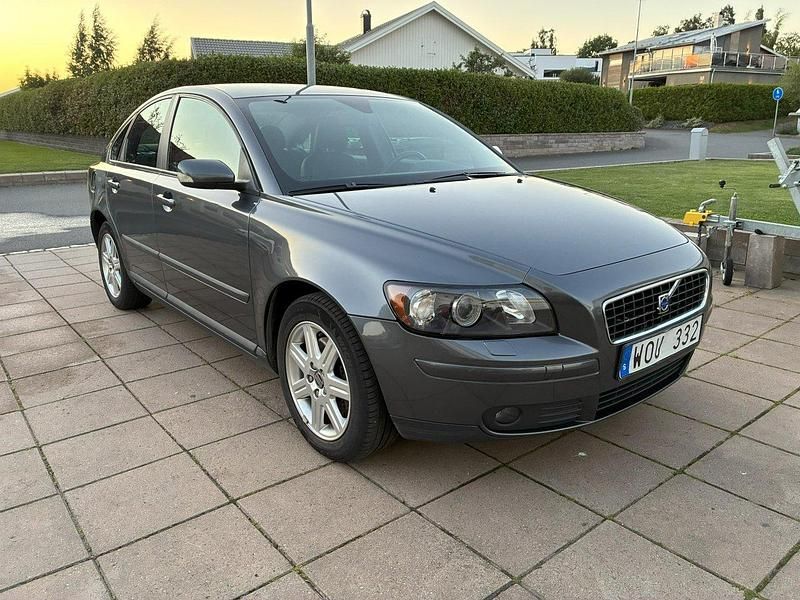 Grå Begagnad 2005 Volvo S40 Sedan | 56 000 kr (Marknadspris) - Bild 1/4