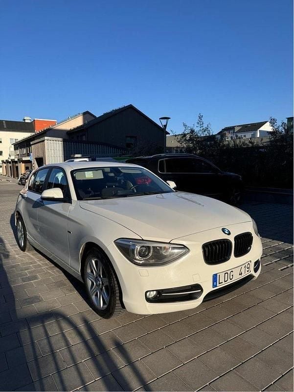 Vit Begagnad 2013 BMW 118 Sport Line Halvkombi | 91 000 kr (Marknadspris) - Bild 1/4