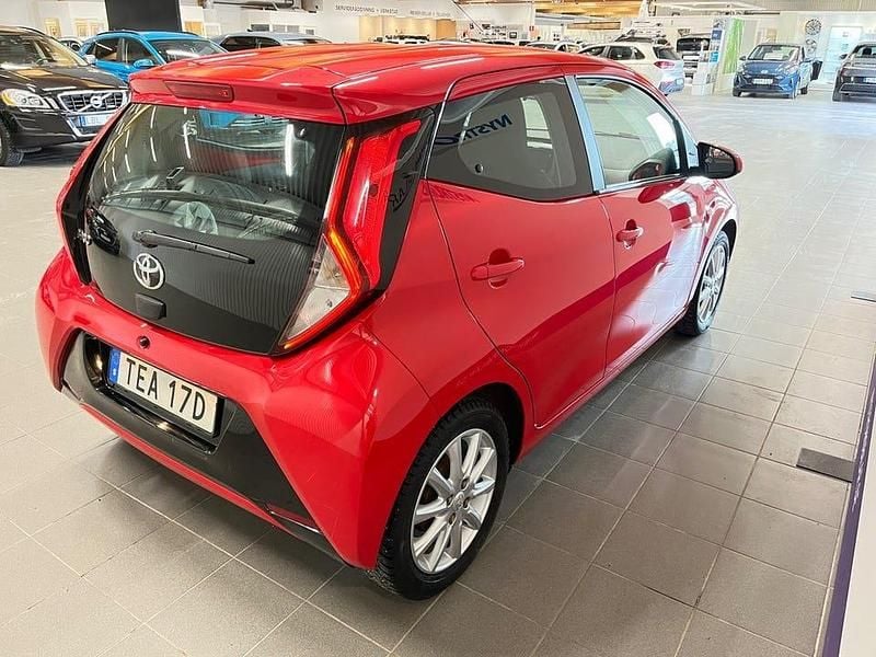 Begagnad Toyota Aygo X-play 72 HK (52 kW) 2019 Röd Halvkombi