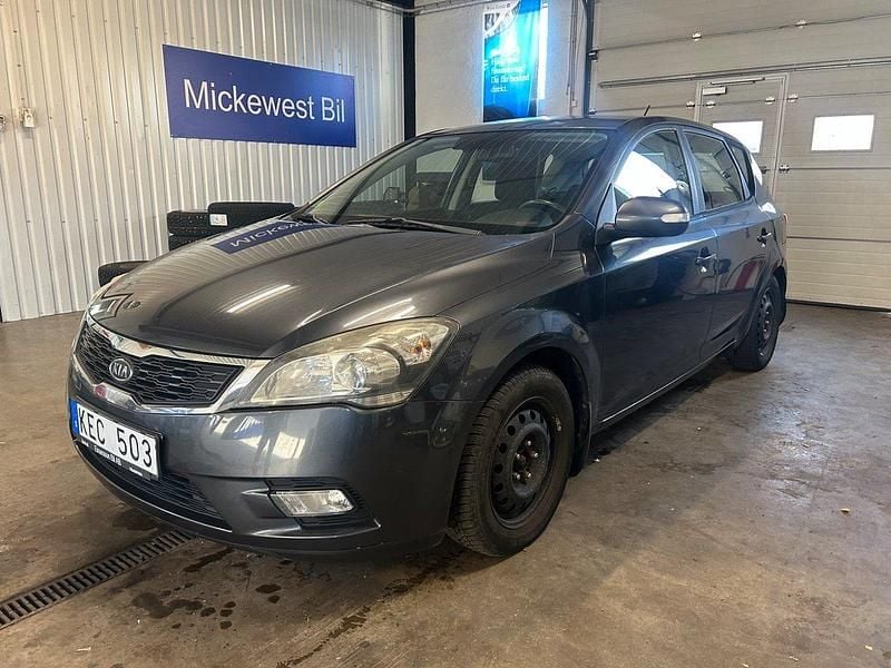 Grå Begagnad 2009 Kia Ceed Halvkombi | 28 000 kr (Marknadspris) - Bild 1/4
