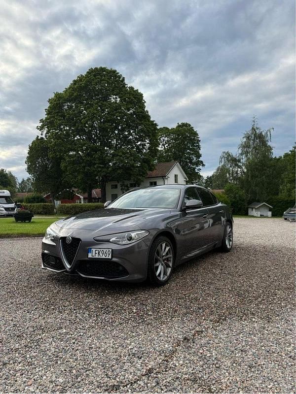Grå Begagnad 2017 Alfa Romeo Giulia Veloce Sedan | 275 000 kr (Marknadspris) - Bild 1/4