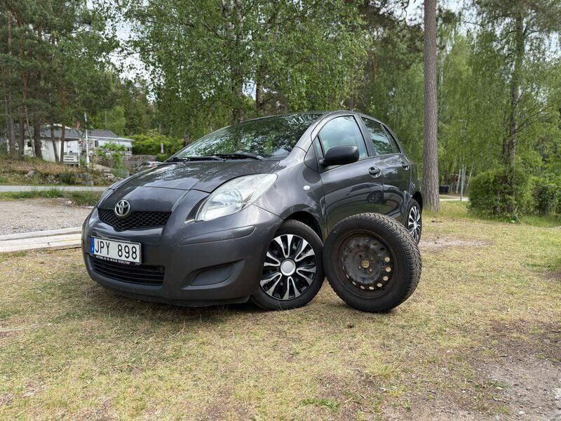 Mörkgrå Begagnad 2008 Toyota Yaris Halvkombi | 32 900 kr (Marknadspris) - Bild 1/4