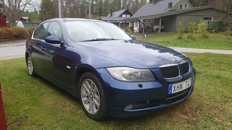 Blå Begagnad 2006 BMW 325 Advantage Sedan | 50 000 kr (Marknadspris) - Bild 1/4