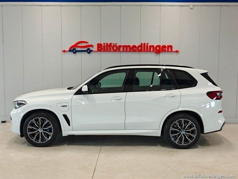 Vit Begagnad 2022 BMW X5 iPerformance SUV | 624 900 kr - Bild 1/4