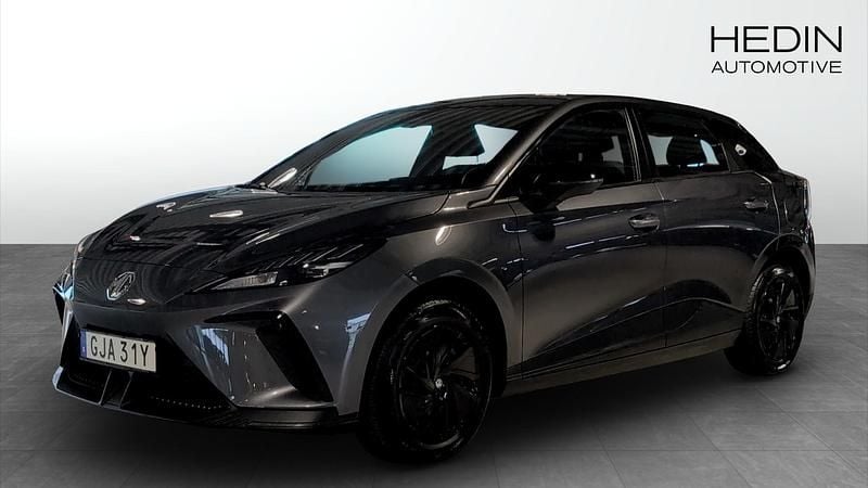 Grå (grey) Begagnad 2023 MG MG4 EV Halvkombi | 259 900 kr (Marknadspris) - Bild 1/4