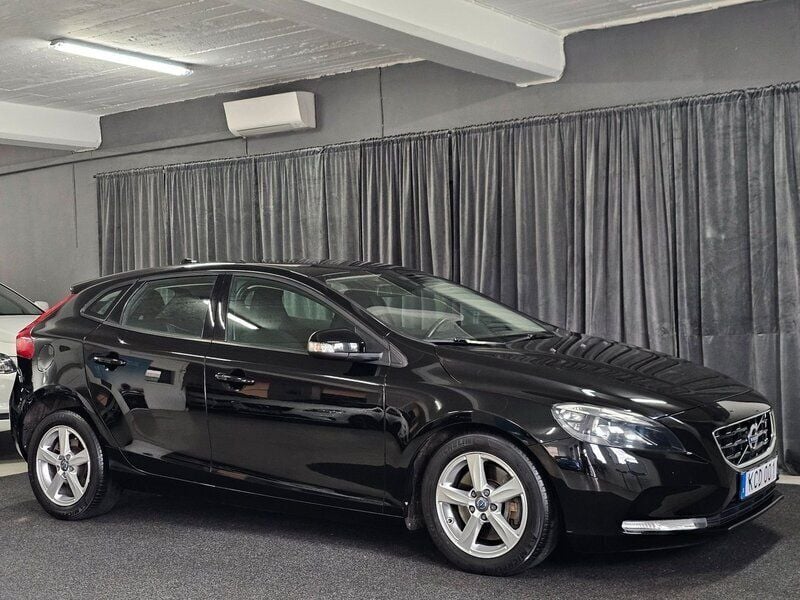 Svart Begagnad 2015 Volvo V40 Kombi | 149 900 kr (Marknadspris) - Bild 1/4