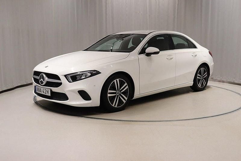 Vit Begagnad 2021 Mercedes A200 Sedan | 248 900 kr (Superpris) - Bild 1/4