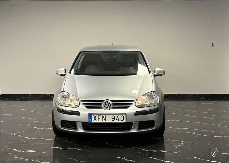 Begagnad VW Golf IV Trendline 102 HK (75 kW) 2005 Silver Halvkombi