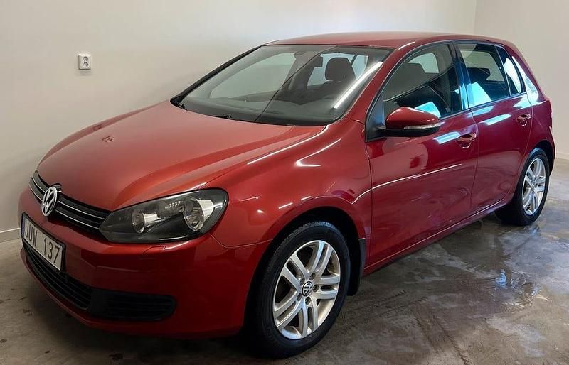 Röd Begagnad 2009 VW Golf VI Halvkombi | 69 900 kr (Marknadspris) - Bild 1/4