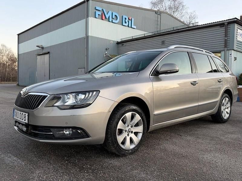 Brun Begagnad 2015 Skoda Superb Elegance Kombi | 89 700 kr (Bra pris) - Bild 1/4