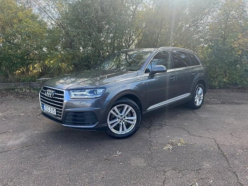 Grå Begagnad 2015 Audi Q7 S-Line SUV | 279 500 kr (Bra pris) - Bild 1/4