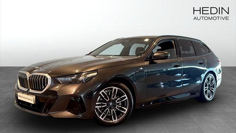 Grå (grey) Begagnad 2025 BMW 530e M Sport Kombi | 648 700 kr (Superpris) - Bild 1/4