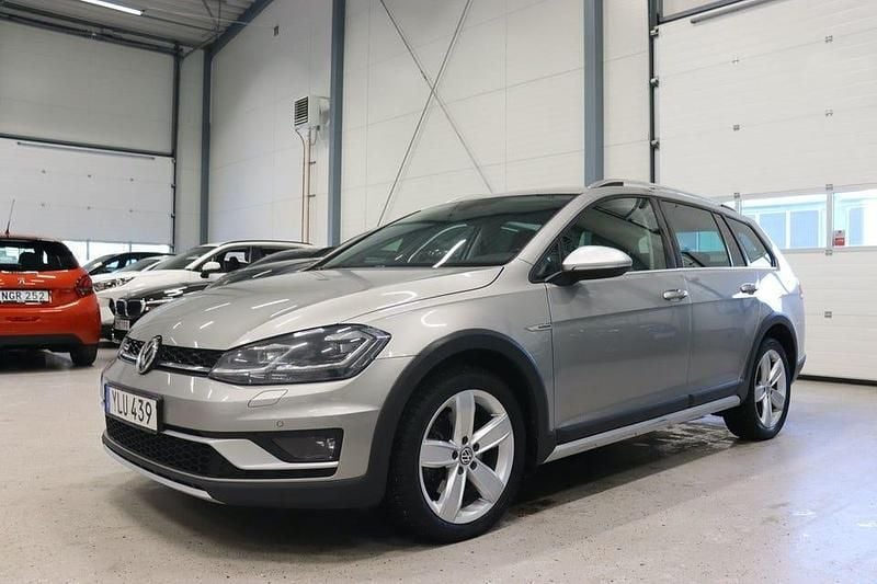 Silver Begagnad 2018 VW Golf Alltrack Kombi | 184 800 kr (Marknadspris) - Bild 1/4