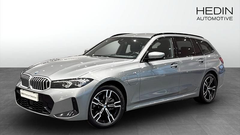 Grå (grey) Begagnad 2025 BMW 330e M Sport Kombi | 539 700 kr (Dyr) - Bild 1/4