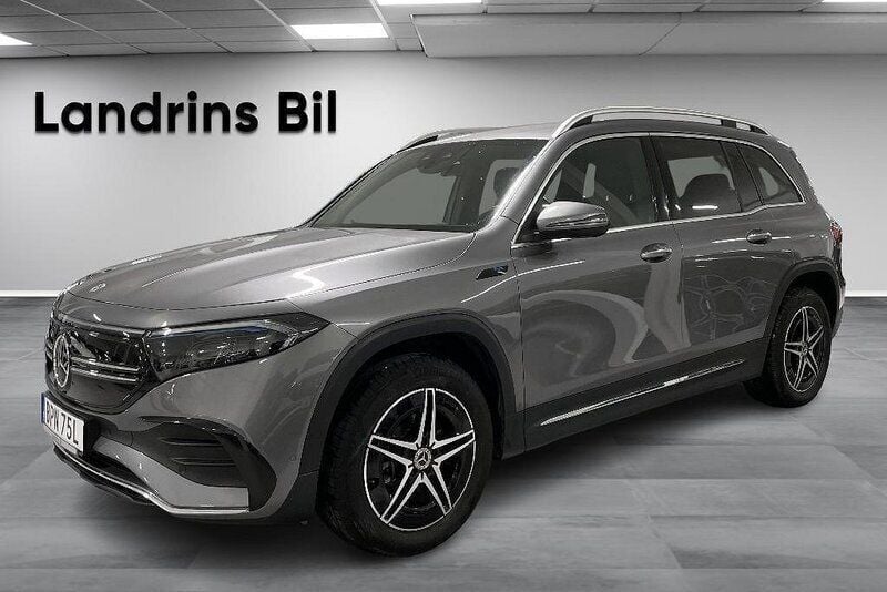 Mörkgrå (bergsgrå metallic) Begagnad 2022 Mercedes EQB300 AMG line SUV | 439 900 kr - Bild 1/4
